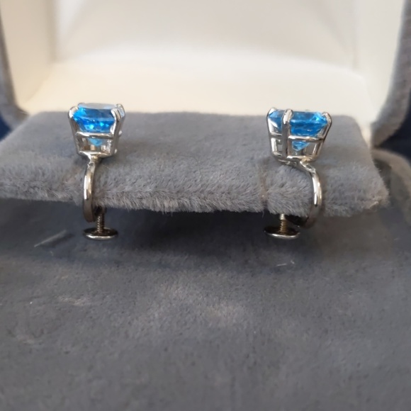 Sapphire colored clip on earrings. - Picture 2 of 2